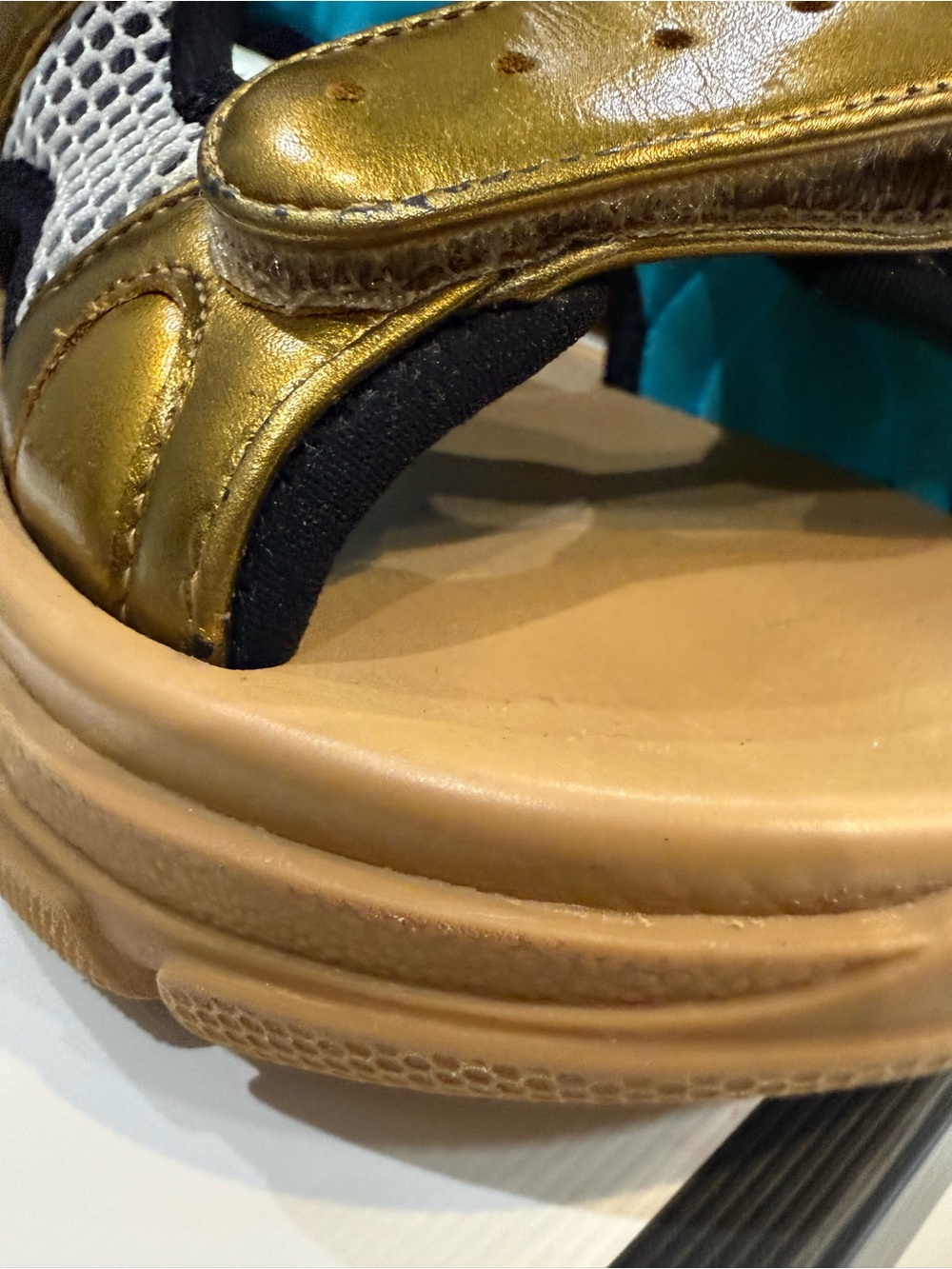 Gucci Kids Gold Sandals with Pink Logo Accents - Picture 4 of 10